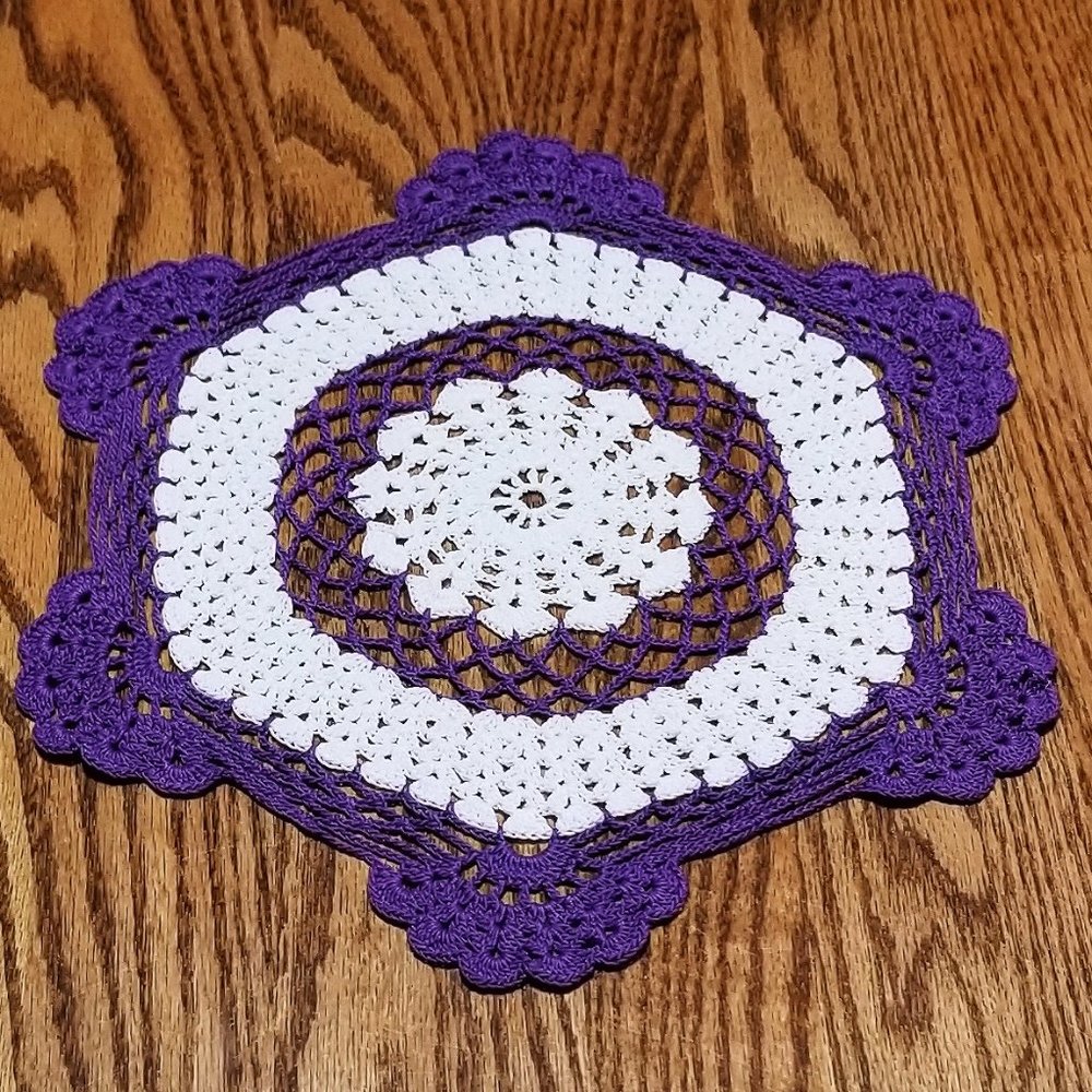 Vintage Style New Hand Crafted 2-Way Circle, Purple & White 12" Doily